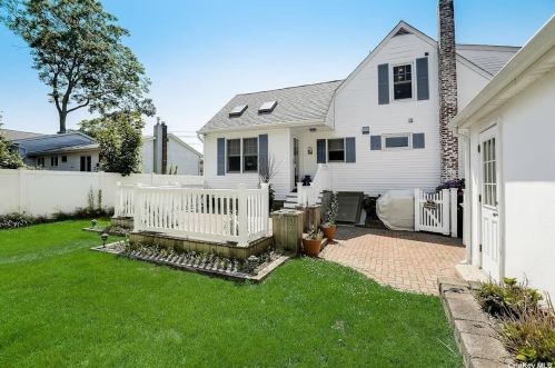 324 Oak Neck Rd, West Islip NY  11795-3613 exterior