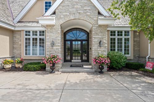 1704 Cedar Bnd, Chenequa, WI 53029-8664