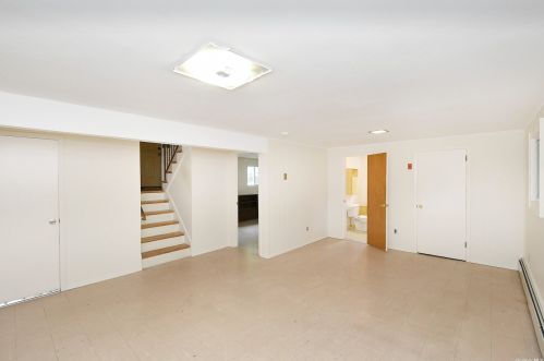 9 Leghorn Ct, Huntington Station NY  11746-2820 exterior