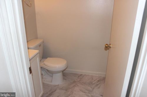 2176 Mager Dr, Herndon VA 20170-4355 exterior