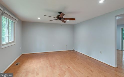 2308 Whitetail Ct, Herndon VA  20191-3018 exterior