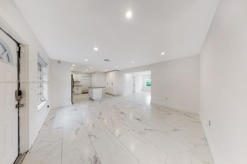 7961 175th St, Hialeah FL  33015-3635 exterior