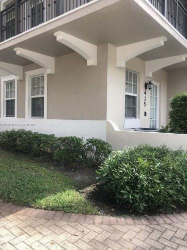 435 147th Ave, Hollywood, FL 33027-6102