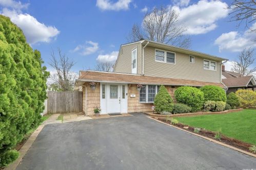 20 Rosewood Ln, North Wantagh, NY 11793-1512