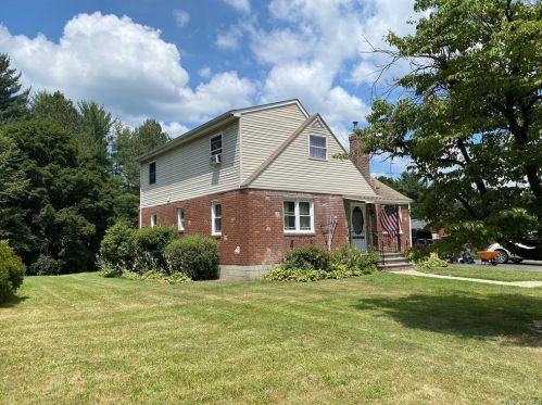 17 Pleasant View Rd, Poughkeepsie, NY 12603-1419
