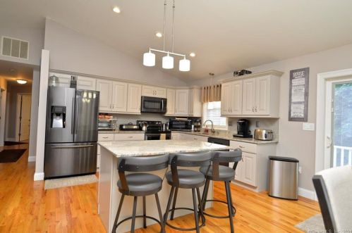 52 Emerald Pines Rd, Waterbury, CT 06704-1289