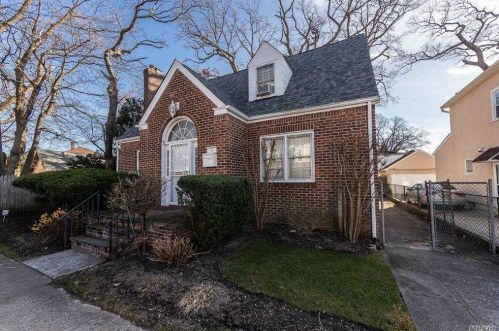 3 Ives Ct, Far Rockaway, NY 11691-2414