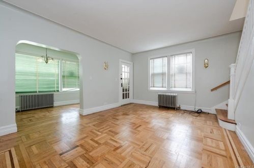 2340 Laconia Ave, Bronx NY  10469-1441 exterior