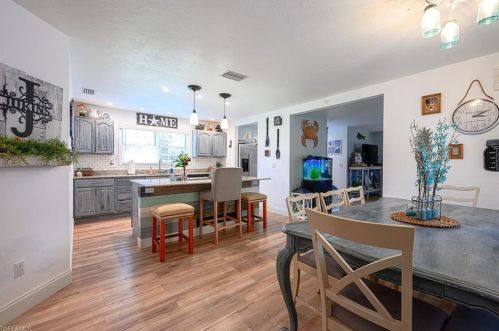 1280 13th St, Naples, FL 34117-2233