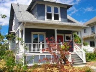 4025 Gantenbein Ave, Portland, OR 97227-1420
