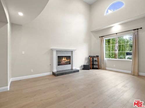15125 Hesby St, Van Nuys, CA 91403-1246