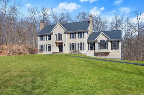 115 Old Stonewall Rd, Bridgeport, CT 06612-1074