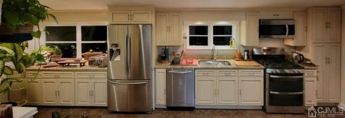 2 Metuchen Ave, Woodbridge NJ  07095-1923 exterior