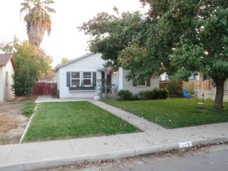 113 Oleander Ave, Lemoore CA  93245-2844 exterior