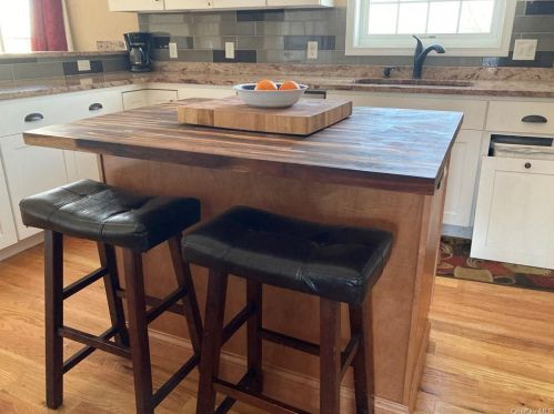 8 Summit Dr, Marlborough NY  12542-6408 exterior