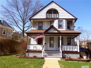 216 Pine St, Freeport, NY 11520-3343