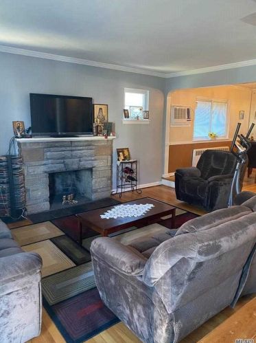 46 Evergreen Ave, New Hyde Park, NY 11040-3950