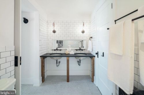 821 Fitzwater St, Philadelphia PA 19147-2836 exterior