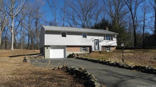 8 Oak Dr, East Hampton CT  06447-1133 exterior