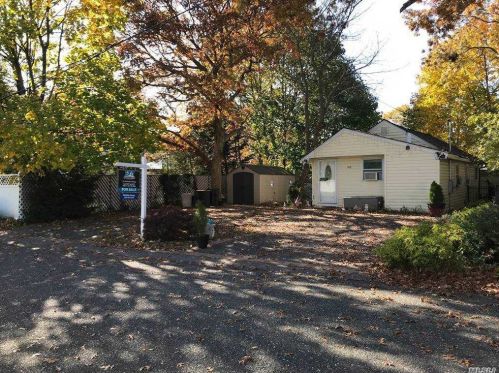 100 Oliver St, Holbrook, NY 11741-3722