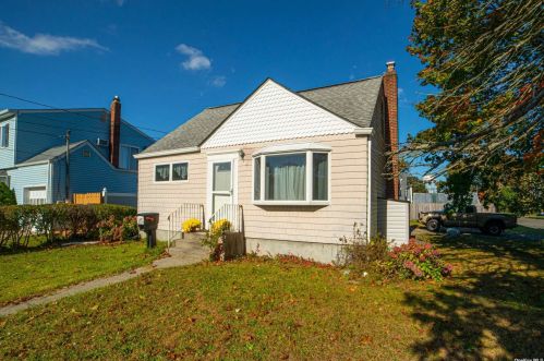 317 Ferndale Ct, Copiague, NY 11726-4005