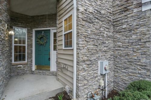 716 Huntington Dr, Fishkill, NY 12524-4910