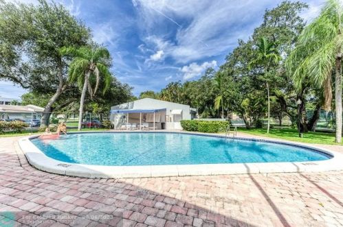 2327 37 Ave, Hollywood FL 33021-3626 exterior