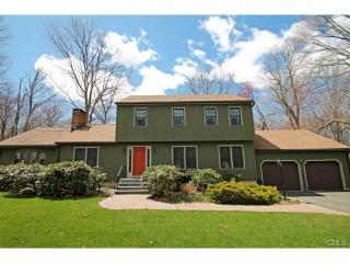 63 October Ln, Bridgeport, CT 06611-1649