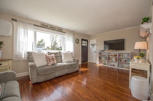 1051 Hamilton Ave, North Lindenhurst NY  11757-2130 exterior