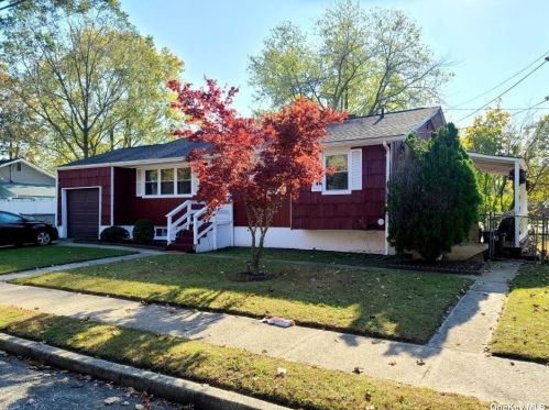 4 Cranberry St, Central Islip, NY 11722-4904