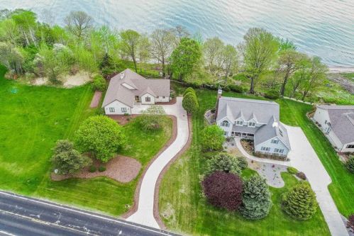 1747 Lakeshore Dr, Cleveland, WI 53015-1355
