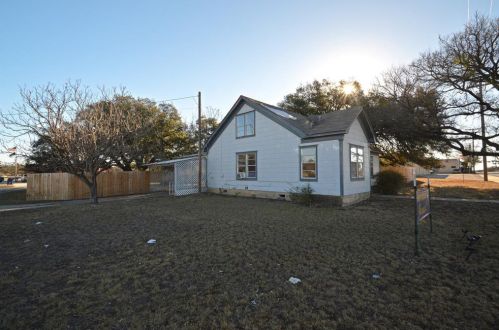 206 4th St, Lometa, TX 76853-2001