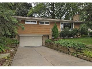 2162 Rosewood Ln, Saint Paul, MN 55113-5323