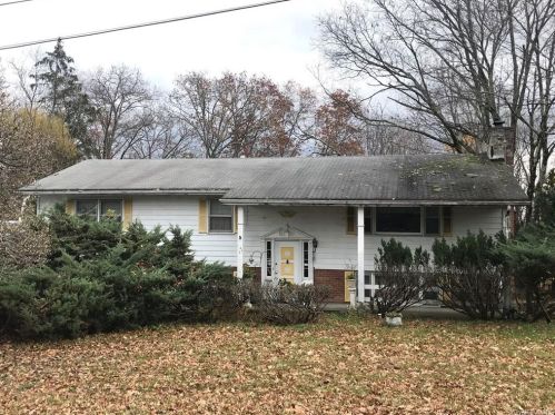 46 Sunrise Dr, Middletown, NY 10940-2728