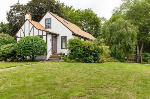 8 Marshall Rd, Poughkeepsie, NY 12603-2510