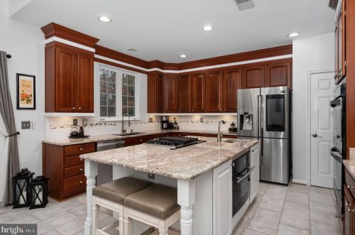 7226 Lyndam Hill Cir, Lorton VA  22079-4509 exterior