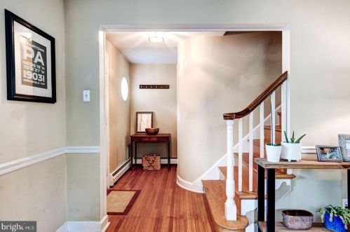 859 Valley View Rd, Flourtown, PA 19031-1215