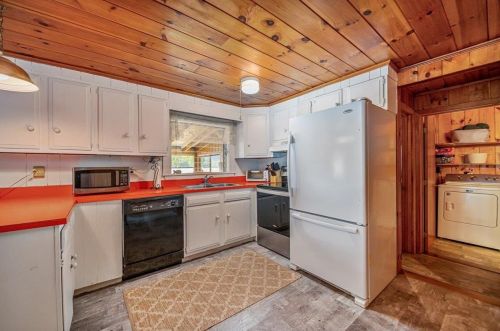 44 Roberts Cove Rd, Wakefield NH  03872-4741 exterior