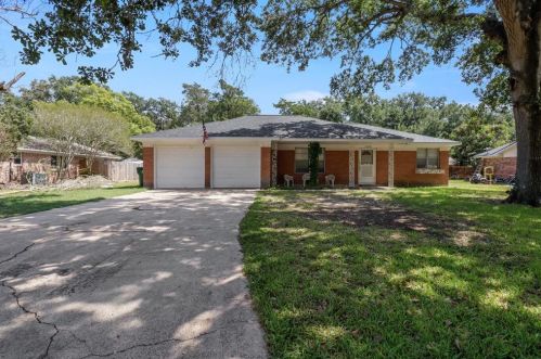 1426 Lawn Dr, Angleton, TX 77515-3407