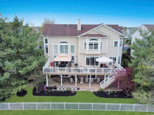 14 Hamlet Dr, Mount Sinai, NY 11766-3002
