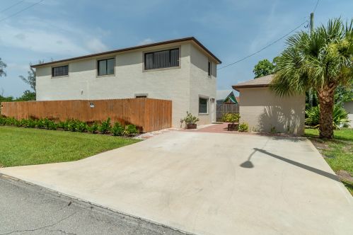 6410 Dixie Hwy, Boca Raton FL  33487-3161 exterior