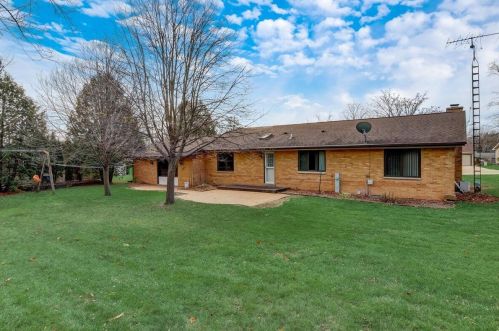 1226 Meadow Ln, Kewaskum, WI 53040-9121