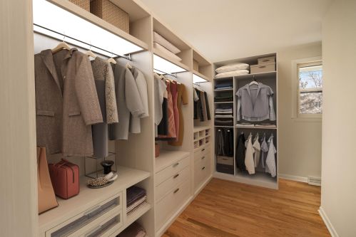 9062 Lake Dr, Milwaukee WI  53217-1974 exterior