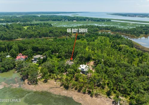 66 Bay Dr, Beaufort SC  29907-1755 exterior