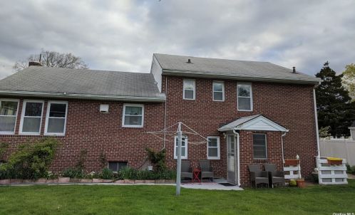 25 Jerome St, North Lindenhurst, NY 11757-3430