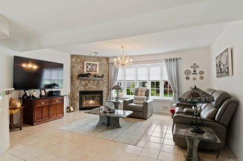 670 Secor Rd, Hartsdale NY  10530-1360 exterior