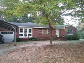 15 Calhoun St, Williamston, SC 29697-1905
