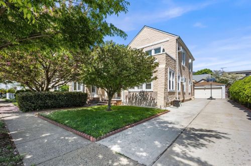 129 2nd St, New Hyde Park, NY 11040-4407