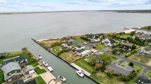 39 Barracuda Rd, East Quogue NY  11942-4915 exterior
