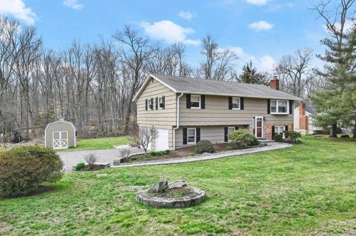 14 Maple Tree Rd, Brookfield Center, CT 06804-3217